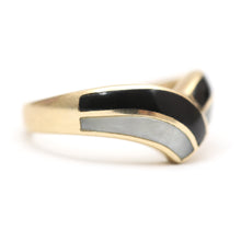 Laden Sie das Bild in den Galerie-Viewer, 14k Onyx Pearl Inlay Ring
