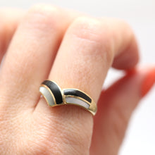 Laden Sie das Bild in den Galerie-Viewer, 14k Onyx Pearl Inlay Ring
