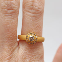 Laden Sie das Bild in den Galerie-Viewer, 18k Matte Diamond Cluster Ring
