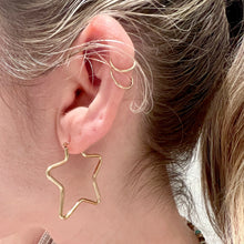 Laden Sie das Bild in den Galerie-Viewer, 10k Star Hoop Earrings
