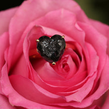 Carica l&#39;immagine nel visualizzatore di Gallery, 18k Black Diamond Heart Ring
